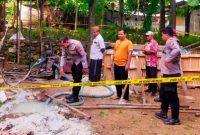 Petugas kepolisian memasang garis pengaman di lokasi sumur bor yang diduga mengeluarkan gas di Desa Karduluk, Kecamatan Pragaan, Sumenep, Kamis (26/3/2026).