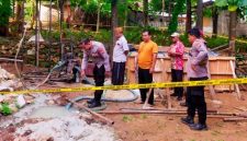 Petugas kepolisian memasang garis pengaman di lokasi sumur bor yang diduga mengeluarkan gas di Desa Karduluk, Kecamatan Pragaan, Sumenep, Kamis (26/3/2026).
