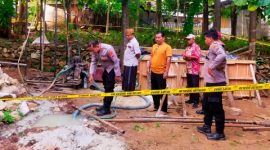 Petugas kepolisian memasang garis pengaman di lokasi sumur bor yang diduga mengeluarkan gas di Desa Karduluk, Kecamatan Pragaan, Sumenep, Kamis (26/3/2026).