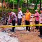 Petugas kepolisian memasang garis pengaman di lokasi sumur bor yang diduga mengeluarkan gas di Desa Karduluk, Kecamatan Pragaan, Sumenep, Kamis (26/3/2026).