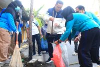 Wali Kota Probolinggo, Aminuddin bersama jajaran saat memimpin kerja bakti massal dan penertiban parkir serta PKL di kawasan Pasar Baru.