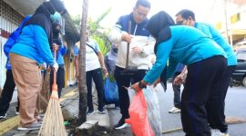 Wali Kota Probolinggo, Aminuddin bersama jajaran saat memimpin kerja bakti massal dan penertiban parkir serta PKL di kawasan Pasar Baru.