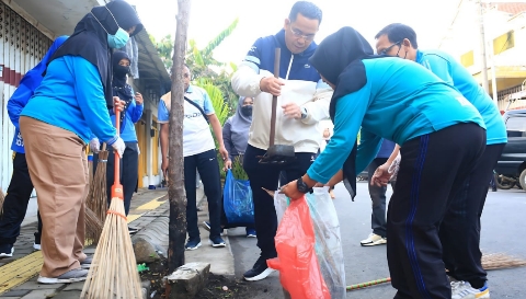 Wali Kota Probolinggo, Aminuddin bersama jajaran saat memimpin kerja bakti massal dan penertiban parkir serta PKL di kawasan Pasar Baru.