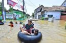Kondisi permukiman warga yang masih tergenang banjir di wilayah Kecamatan Rejoso, Kabupaten Pasuruan.