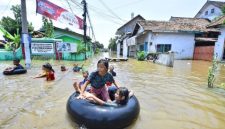 Kondisi permukiman warga yang masih tergenang banjir di wilayah Kecamatan Rejoso, Kabupaten Pasuruan.