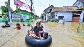 Kondisi permukiman warga yang masih tergenang banjir di wilayah Kecamatan Rejoso, Kabupaten Pasuruan.
