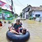 Kondisi permukiman warga yang masih tergenang banjir di wilayah Kecamatan Rejoso, Kabupaten Pasuruan.