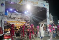 pertunjukan seni dan kuliner dalam event Larasati di Taman Maramis.