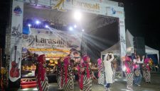 pertunjukan seni dan kuliner dalam event Larasati di Taman Maramis.