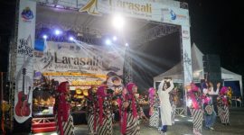 pertunjukan seni dan kuliner dalam event Larasati di Taman Maramis.