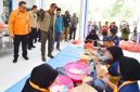 Kepala BNPB Letjen TNI Suharyanto meninjau langsung wilayah terdampak banjir di Kabupaten Pasuruan dengan menggunakan perahu bersama jajaran pemerintah daerah.