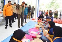 Kepala BNPB Letjen TNI Suharyanto meninjau langsung wilayah terdampak banjir di Kabupaten Pasuruan dengan menggunakan perahu bersama jajaran pemerintah daerah.