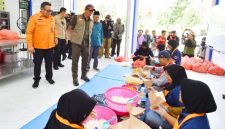 Kepala BNPB Letjen TNI Suharyanto meninjau langsung wilayah terdampak banjir di Kabupaten Pasuruan dengan menggunakan perahu bersama jajaran pemerintah daerah.