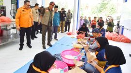 Kepala BNPB Letjen TNI Suharyanto meninjau langsung wilayah terdampak banjir di Kabupaten Pasuruan dengan menggunakan perahu bersama jajaran pemerintah daerah.