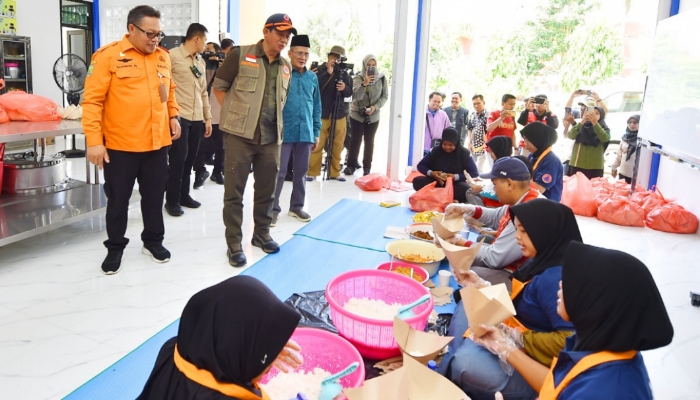 Kepala BNPB Letjen TNI Suharyanto meninjau langsung wilayah terdampak banjir di Kabupaten Pasuruan dengan menggunakan perahu bersama jajaran pemerintah daerah.