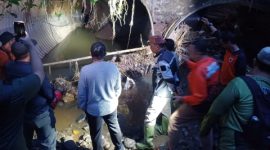 Bupati Probolinggo dr. Mohammad Haris saat meninjau lokasi jembatan ambruk di Desa Negororejo, Kecamatan Lumbang, Sabtu (28/3/2026).