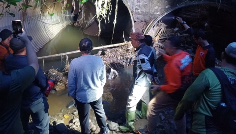 Bupati Probolinggo dr. Mohammad Haris saat meninjau lokasi jembatan ambruk di Desa Negororejo, Kecamatan Lumbang, Sabtu (28/3/2026).