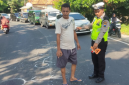 Petugas Satlantas Polres Pamekasan saat melakukan penanganan kecelakaan di Jalan Raya Pamekasan–Sumenep, Desa Kaduarah Barat, Minggu (29/3/2026).