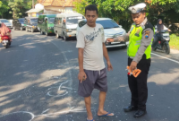 Petugas Satlantas Polres Pamekasan saat melakukan penanganan kecelakaan di Jalan Raya Pamekasan–Sumenep, Desa Kaduarah Barat, Minggu (29/3/2026).