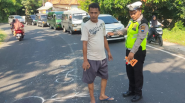 Petugas Satlantas Polres Pamekasan saat melakukan penanganan kecelakaan di Jalan Raya Pamekasan–Sumenep, Desa Kaduarah Barat, Minggu (29/3/2026).