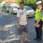 Petugas Satlantas Polres Pamekasan saat melakukan penanganan kecelakaan di Jalan Raya Pamekasan–Sumenep, Desa Kaduarah Barat, Minggu (29/3/2026).