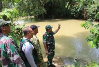 Dandim 0827/Sumenep Letkol Inf Citra Persada saat meninjau lokasi rencana pembangunan jembatan gantung di Desa Ambunten Tengah, Minggu (29/3/2026).