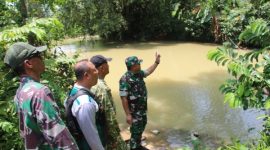 Dandim 0827/Sumenep Letkol Inf Citra Persada saat meninjau lokasi rencana pembangunan jembatan gantung di Desa Ambunten Tengah, Minggu (29/3/2026).