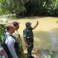 Dandim 0827/Sumenep Letkol Inf Citra Persada saat meninjau lokasi rencana pembangunan jembatan gantung di Desa Ambunten Tengah, Minggu (29/3/2026).