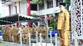 Wakil Bupati Sumenep KH Imam Hasyim saat memberikan arahan dalam apel gabungan dan halalbihalal di halaman Kantor Bupati, Senin (30/3/2026).