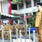 Wakil Bupati Sumenep KH Imam Hasyim saat memberikan arahan dalam apel gabungan dan halalbihalal di halaman Kantor Bupati, Senin (30/3/2026).
