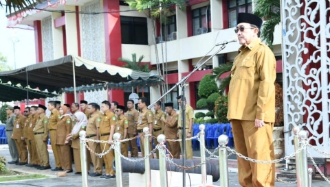 Wakil Bupati Sumenep KH Imam Hasyim saat memberikan arahan dalam apel gabungan dan halalbihalal di halaman Kantor Bupati, Senin (30/3/2026).