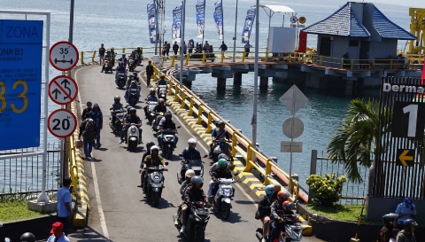 Kendaraan pemudik memadati Pelabuhan Ketapang, Banyuwangi, saat puncak arus balik Lebaran 2026 menuju Gilimanuk, Bali, Minggu (29/3/2026).