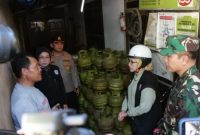 Bupati Lumajang Indah Amperawati saat melakukan inspeksi distribusi LPG 3 kilogram di wilayah Kecamatan Tempeh dan Pasirian, Minggu (29/3/2026).