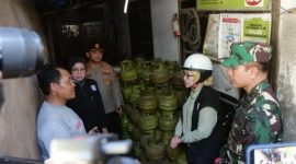Bupati Lumajang Indah Amperawati saat melakukan inspeksi distribusi LPG 3 kilogram di wilayah Kecamatan Tempeh dan Pasirian, Minggu (29/3/2026).