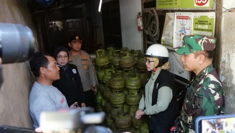 Bupati Lumajang Indah Amperawati saat melakukan inspeksi distribusi LPG 3 kilogram di wilayah Kecamatan Tempeh dan Pasirian, Minggu (29/3/2026).