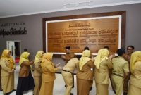 Bupati Pasuruan Rusdi Sutejo memimpin apel bersama dan halalbihalal Idulfitri 1447 Hijriah di halaman Kantor Bupati Pasuruan, Senin (30/3/2026).