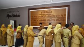 Bupati Pasuruan Rusdi Sutejo memimpin apel bersama dan halalbihalal Idulfitri 1447 Hijriah di halaman Kantor Bupati Pasuruan, Senin (30/3/2026).