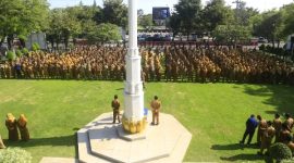 Suasana apel bersama di halaman Kantor Bupati Probolinggo yang dipimpin oleh Bupati Probolinggo dr. Mohammad Haris didampingi Wakil Bupati Probolinggo Fahmi AHZ dan Sekda Kabupaten Probolinggo Ugas Irwanto. (Foto : Kominfo/Mujiono)