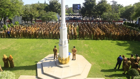 Suasana apel bersama di halaman Kantor Bupati Probolinggo yang dipimpin oleh Bupati Probolinggo dr. Mohammad Haris didampingi Wakil Bupati Probolinggo Fahmi AHZ dan Sekda Kabupaten Probolinggo Ugas Irwanto. (Foto : Kominfo/Mujiono)
