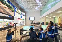 Menteri Perhubungan Dudy Purwagandhi saat memantau arus balik Lebaran 2026 di Jasa Marga Tollroad Command Center (JMTC), Bekasi, Senin (30/3/2026) dini hari.