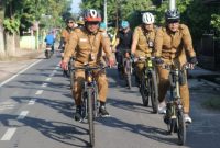 Bupati Probolinggo dr Mohammad Haris bersama Sekda dan jajaran OPD bersepeda menuju Kantor Bupati dalam program Bike to Work di Kraksaan, Senin (30/3/2026).