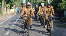 Bupati Probolinggo dr Mohammad Haris bersama Sekda dan jajaran OPD bersepeda menuju Kantor Bupati dalam program Bike to Work di Kraksaan, Senin (30/3/2026).