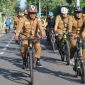 Bupati Probolinggo dr Mohammad Haris bersama Sekda dan jajaran OPD bersepeda menuju Kantor Bupati dalam program Bike to Work di Kraksaan, Senin (30/3/2026).