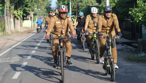 Bupati Probolinggo dr Mohammad Haris bersama Sekda dan jajaran OPD bersepeda menuju Kantor Bupati dalam program Bike to Work di Kraksaan, Senin (30/3/2026).