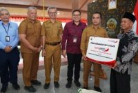 Bupati Bangkalan Lukman Hakim menyerahkan bantuan tenda secara simbolis kepada pedagang kaki lima di Pendopo Agung Bangkalan, Senin (30/3/2026).