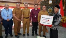 Bupati Bangkalan Lukman Hakim menyerahkan bantuan tenda secara simbolis kepada pedagang kaki lima di Pendopo Agung Bangkalan, Senin (30/3/2026).