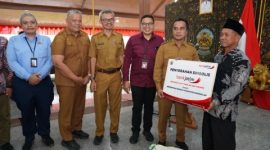 Bupati Bangkalan Lukman Hakim menyerahkan bantuan tenda secara simbolis kepada pedagang kaki lima di Pendopo Agung Bangkalan, Senin (30/3/2026).