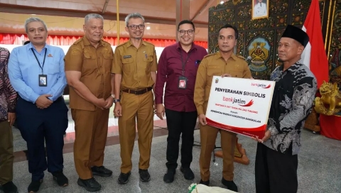 Bupati Bangkalan Lukman Hakim menyerahkan bantuan tenda secara simbolis kepada pedagang kaki lima di Pendopo Agung Bangkalan, Senin (30/3/2026).