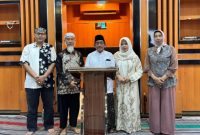 Wakil Bupati Sumenep KH. Imam Hasyim menandatangani prasasti renovasi Masjid Al Hasanah RSUD dr. H. Moh. Anwar Sumenep, Sabtu (28/3/2026).