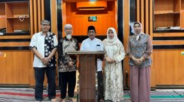 Wakil Bupati Sumenep KH. Imam Hasyim menandatangani prasasti renovasi Masjid Al Hasanah RSUD dr. H. Moh. Anwar Sumenep, Sabtu (28/3/2026).